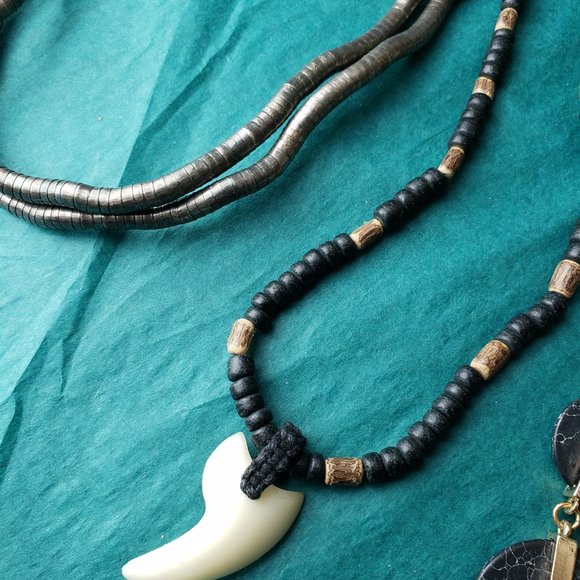 2/10$ Lot of three black metallic and wood necklace - Picture 5 of 7